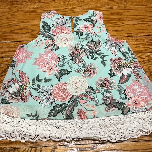 Chenault floral sleeveless top with lace detail at hem. Size Medium. - Picture 7 of 11